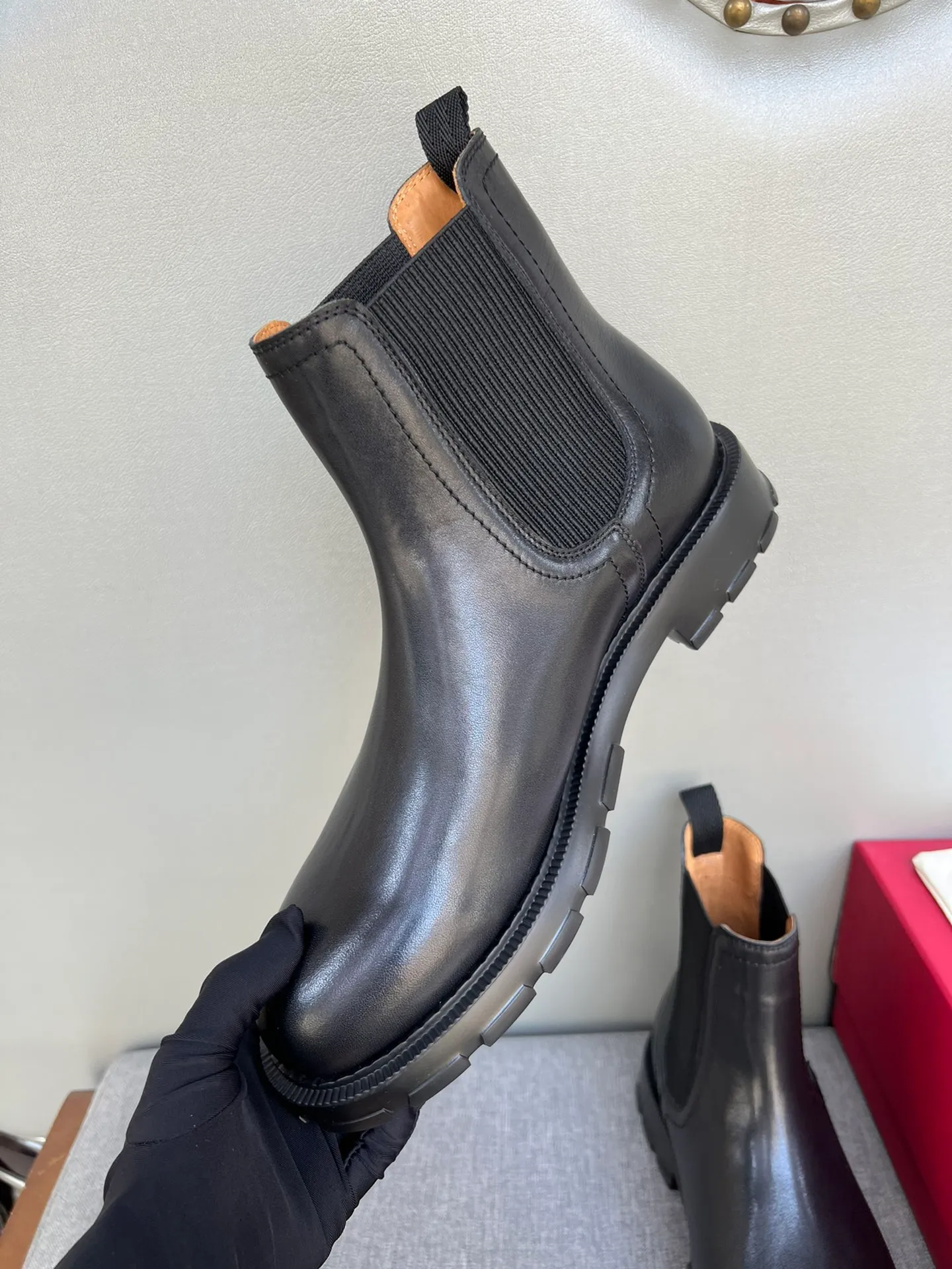 [Ferragamo] Top P: 1000💰 Number of yards: 39~44 (38.45 custom-made, non-refundable) Ferragamo winter series, original 1:1 development, casual men's short boots, original quality, exclusive new Ferragamo autumn and winter new high-top men's shoes, exquisite hand-stitching, workmanship details comparable to counters, imported calfskin upper, cowhide lining, original foam outsole.
